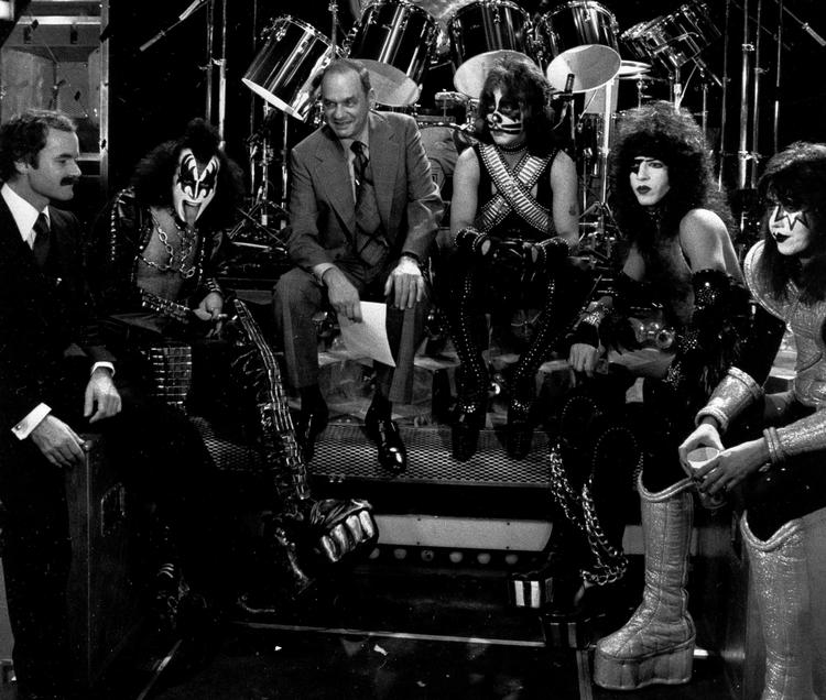 Yderst til højre ses Ace Frehley sammen med resten af Kiss. I dag har Frehley lagt make uppen på hylden, mens han stadig motionerer guitaren. 