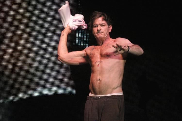 Blottet. Charlie Sheen har gjort det til en tradition at forære beklædningsgenstande væk, når han optræder med 'Violent Torpedo of Truth'. Her kaster han sin t-shirt ud til publikum i Atlantic City tidligere på måneden. Da han optrådte i Houston tirdag aften havde han dog en skiftetrøje inden under baseballtrøjen fra Houston Astros, der tilfaldt en fødselar i salen. 