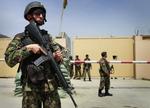 Skuddrama. En afghansk soldat står vagt uden for lufthavnen i Kabul, hvor en afghansk soldat gik amok og skød og dræbte seks amerikanske soldater. 