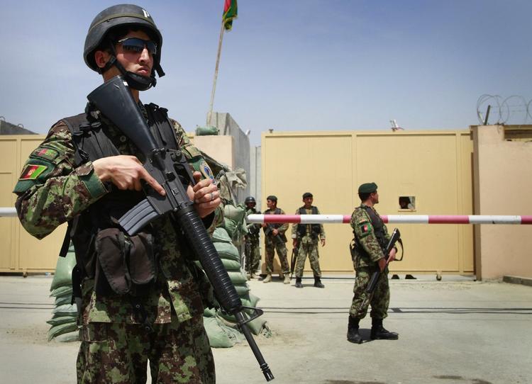 Skuddrama. En afghansk soldat står vagt uden for lufthavnen i Kabul, hvor en afghansk soldat gik amok og skød og dræbte seks amerikanske soldater. 