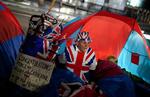 Forberedt. Brittiske royalister, turister og et kæmpeopbud af presse kæmper om de gode pladser foran Westminster Abbey, hvor den engelske kronprins William og hans forlovede Kate Middleton skal giftes på fredag. Terry Hutt (venstre) og Jennifer Hawkins (højre) har slået et telt op for at reservere den bedste udsigt til herlighederne. 