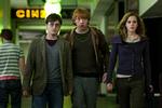 Lukrativt. YouTube har indgået en aftale med Warner Bros og flere store filmstudier i Hollywood om digital udlejning af deres spillefilm. Herigennem kan filmelskere i alle aldre for fremtiden få adgang til blandt andet Harry Potter og kompagni.Pressefoto fra filmen. 