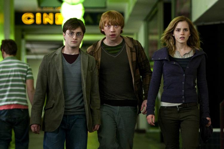 Lukrativt. YouTube har indgået en aftale med Warner Bros og flere store filmstudier i Hollywood om digital udlejning af deres spillefilm. Herigennem kan filmelskere i alle aldre for fremtiden få adgang til blandt andet Harry Potter og kompagni.Pressefoto fra filmen. 