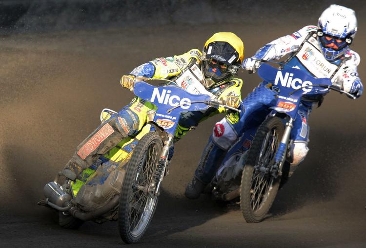 Rivaler. Stjernen Nicki Pedersen (bagerst) kan se frem til at få baghul af Kenneth Bjerre i denne sæson. 