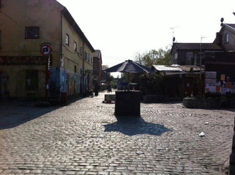 MENNESKETOMT. Christianitterne har i dag afspærret Christiania. Derfor ligger fristadens gader øde. 