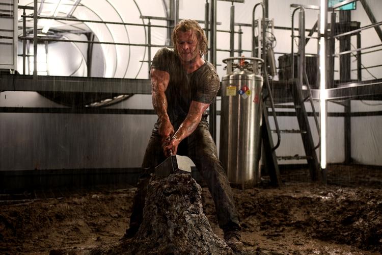 Valhalfilm. Australieren Chris Hemsworth spiller guden Thor, der smides ud af Asgård og fratages sine superkræfter. 