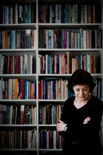 FASE. Kirsten Thorup er med 'Tilfældets gud' »begyndt på noget helt nyt«. Som er blevet positivt anmeldt. 