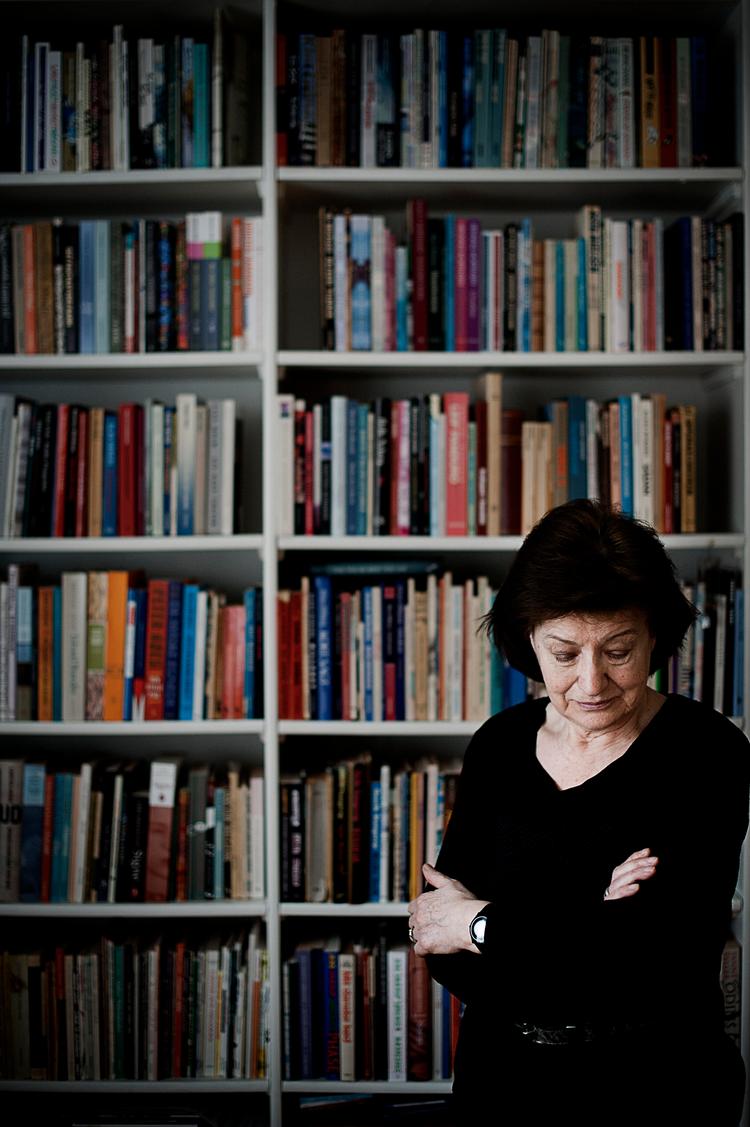 FASE. Kirsten Thorup er med 'Tilfældets gud' »begyndt på noget helt nyt«. Som er blevet positivt anmeldt. 