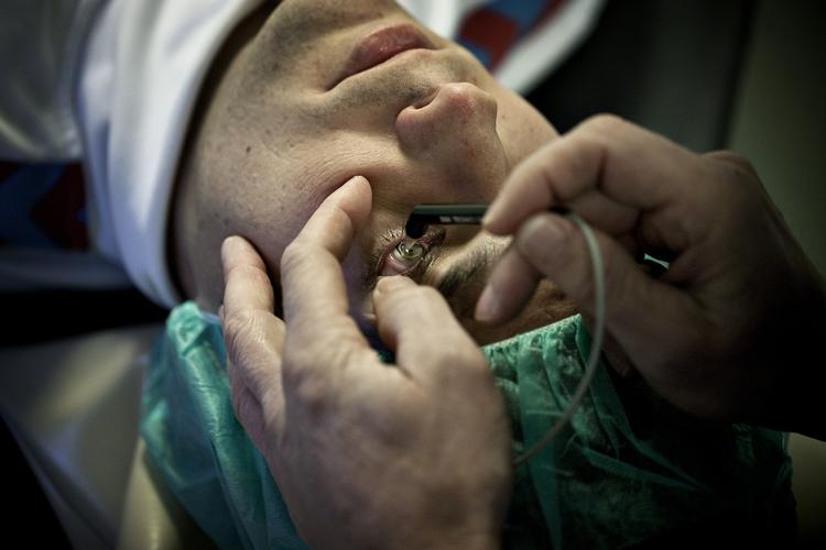 øjenåbner. En analyse fra den liberale tænketank Cepos viser, at et gennemsnitligt privathospital er 19 pct. billigere end et af de mest effektive offentlige hospitaler, når det gælder simple operationer som f.eks. visse øjenoperationer. 