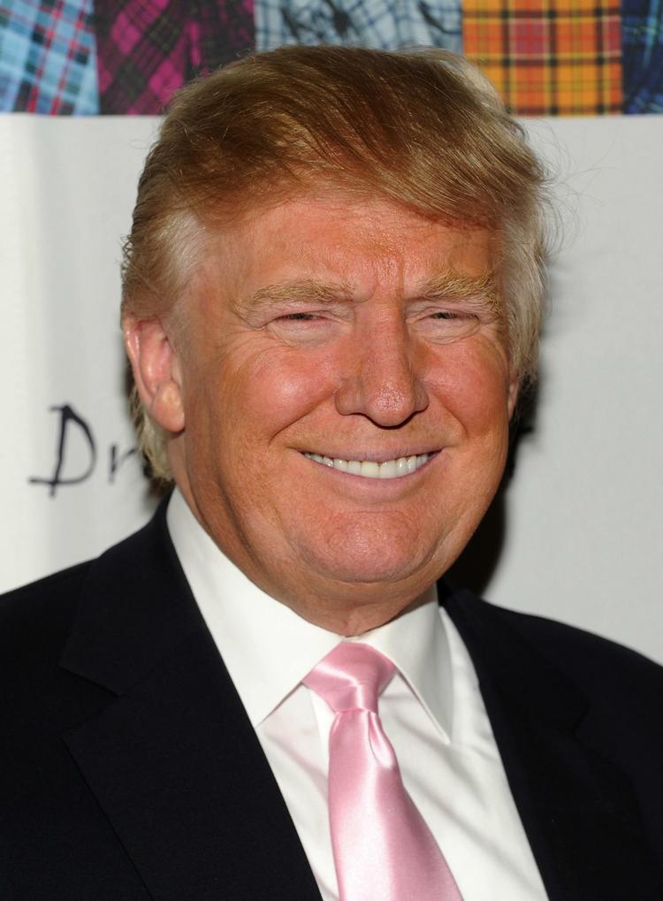 Fødselsattest. Ifølge milliardæren Donald Trump kan den politiske debat nu gå videre, efter at præsidenten har vist sin fødselsattest. 