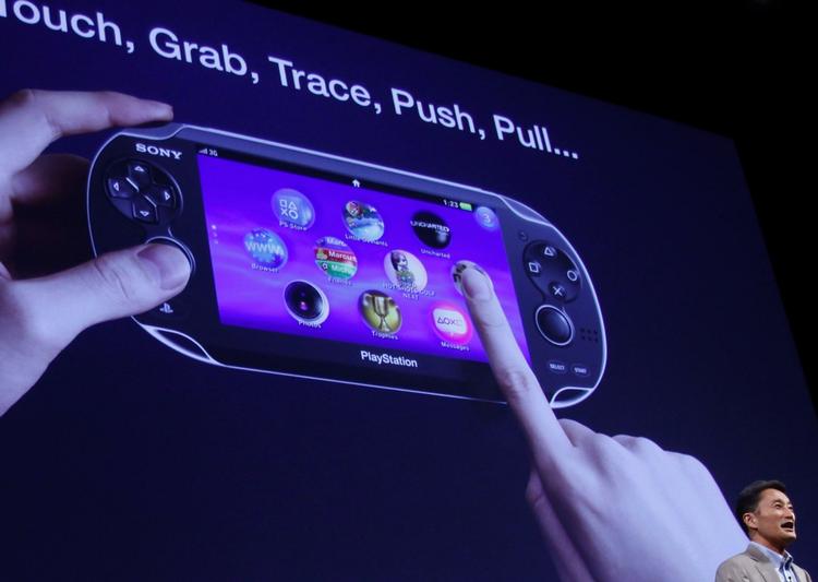 Hacket. Sony er blevet ramt af det  sandsynligvis største hackerangreb mod koncernen, efter at 77 millioner Playstation-brugere har fået stjålet deres personlige data. På billedet anes firmaets direktør Kazuo Hirai ved et reklamefremstød før skandalen rullede. 