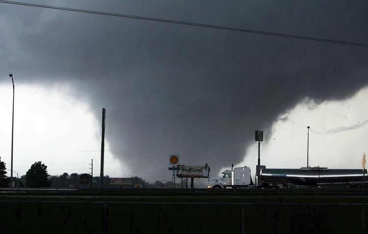 TORNADO. Hvirvelstormen over Tuscaloosa har smadret et stort antal bygninger. 