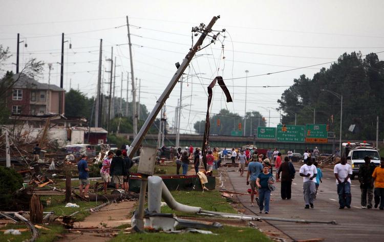 Forretninger og boliger langs McFarland Boulevard i Tuscaloosa ligger nu i ruiner. 
