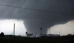 Her er den skyldige: Den kraftige tornado fotograferet, da den glider hærgende gennem Tuscaloosa. 