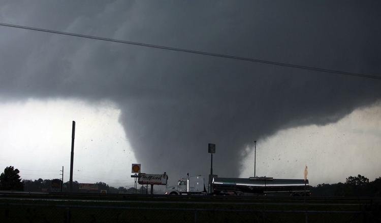 Her er den skyldige: Den kraftige tornado fotograferet, da den glider hærgende gennem Tuscaloosa. 