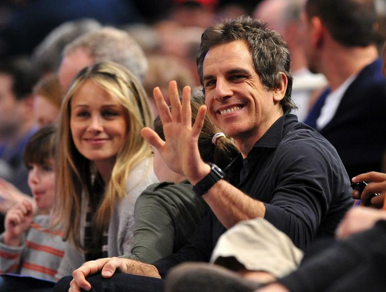 Dyrepasser. Den er god nok, Ben Stiller skal spille dyrepasser på Broadway. Her ses han til basketball-kamp med med konen, Christine Taylor. 