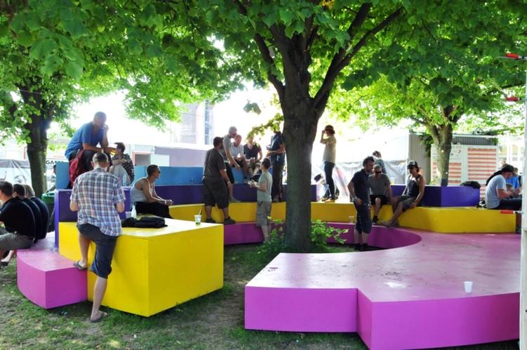 Snakkesofa. Unge formgivere vil i næste uge hamre, banke og male for at skabe nye møbler til Købehavns byrum. 