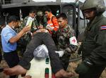 En såret thailandsk soldat blev tidligere i dag ført ind i en helikopter for at blive fløjet til behandling på et hospital. 
