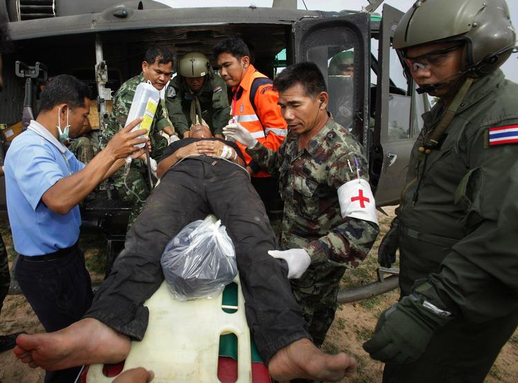 En såret thailandsk soldat blev tidligere i dag ført ind i en helikopter for at blive fløjet til behandling på et hospital. 