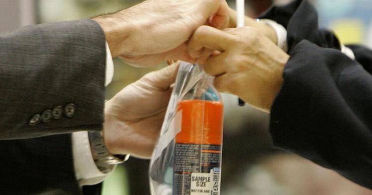 POSE. Fremover skulle du kunne få din nyindkøbte parfume med gennem sikkerhedskontrollen, hvis den er forseglet i en taxfree pose. 