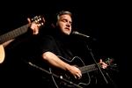 Veloplagt. Lloyd Cole var både vittig og elegant, da han optrådte på Bremen tirsdag aften. Og villig til at skrive under på hvad som helst. 
