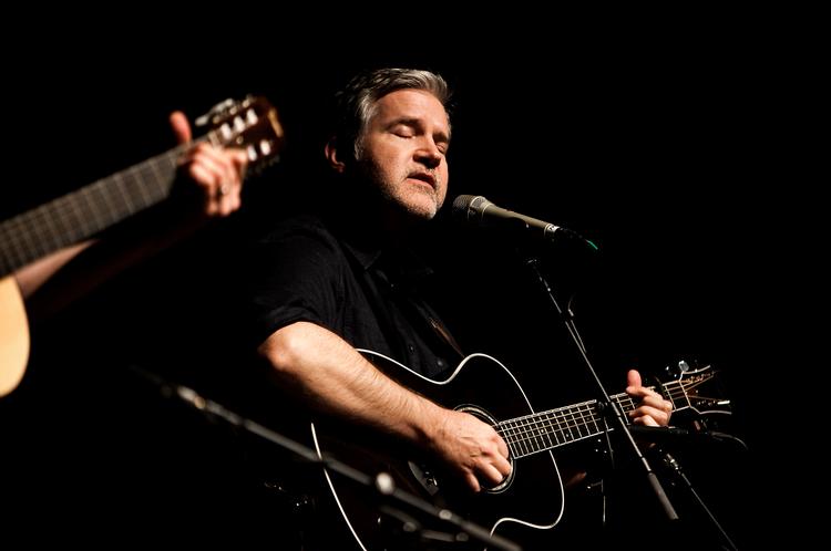 Veloplagt. Lloyd Cole var både vittig og elegant, da han optrådte på Bremen tirsdag aften. Og villig til at skrive under på hvad som helst. 