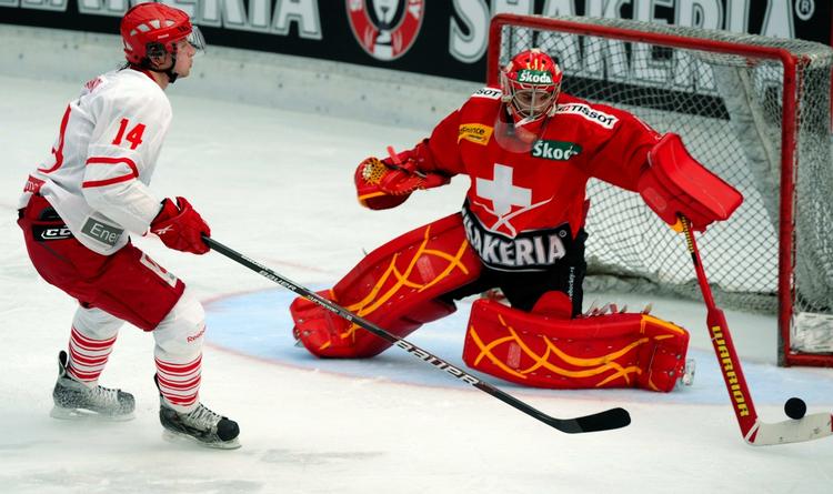 verdensborger. Kiril Starkov (t.v.) tager igen til udlandet for at spille ishockey. 