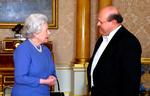 diplomati. I dette arkivfoto fra marts 2005 modtager dronning Elizabeth den syriske ambassadør, Sami Khiyami, på  Buckingham Palace. 