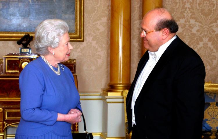 diplomati. I dette arkivfoto fra marts 2005 modtager dronning Elizabeth den syriske ambassadør, Sami Khiyami, på  Buckingham Palace. 