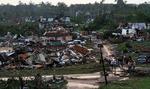 ØDELÆGGELSER. Overlevende i ruinerne af boligkvarter ved Birmingham i Alambama efter den voldsomme tornado. 