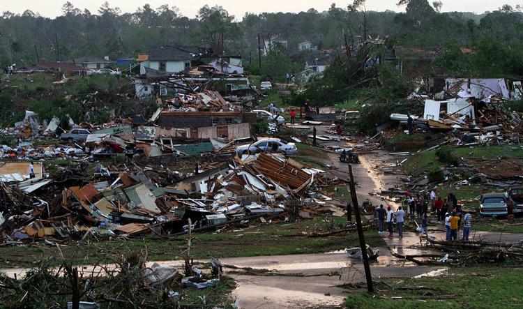 ØDELÆGGELSER. Overlevende i ruinerne af boligkvarter ved Birmingham i Alambama efter den voldsomme tornado. 