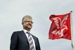 Aktionær. Direktør i Falck Allan Søgaard Larsen har sammen med sine meddirektører skudt 200 millioner kroner i køb af Falck-aktier. 