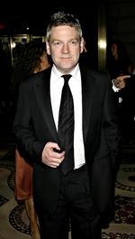 Usnobbet. I sin aktuelle film som instruktør har Shakespeare- eksperten kastet sig over superheltene med guden Thor som sin hammersvingende stjerne. Og så er han træt af scenekunstens snobberi, fortæller han FILM over en kop te i London. 