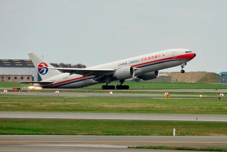 Hændelse. Flyspotteren Jean-Pierre Gammelgaard fik trykket på udløseren på det helt rigtige tidspunkt, da det kinesiske Boeing-fly stødte halepartiet i jorden. Læg mærke til gnisterne. 