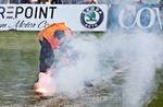 Pyroteknik. Romerlys er hverdag i dansk fodbold. Her er en Lyngby-kontrollør - han har intet med sagen i Herning at gøre -  ved at fjerne fyrværkeri i forbindelse med kampen mod FCK skærtorsdag. 