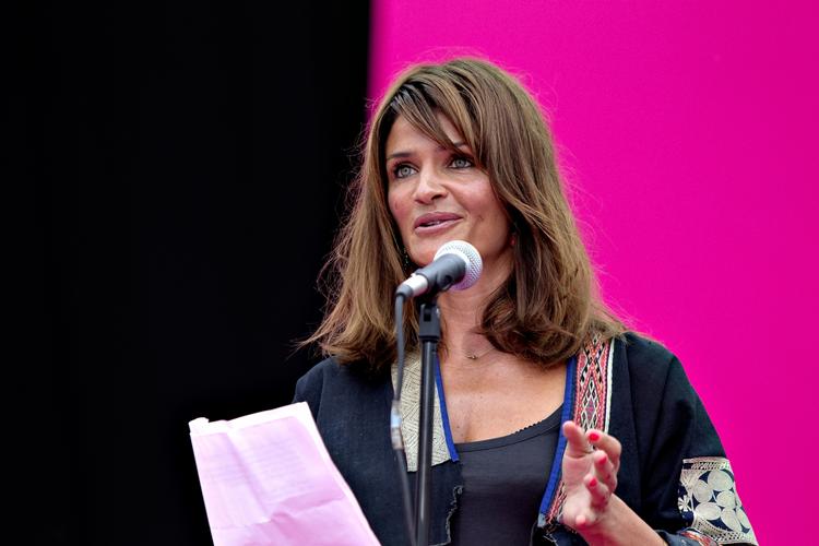 Filantropisk. »Jeg kan personligt godt lide fælelsen af at vise omtanke for andre - også i det små, når jeg køber noget i et supermarked eller på en café«, udtaler Helena Christensen i forbindelse med oprettelsen af SEIMEI Fonden. 