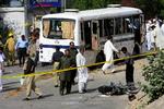 Terroraktion. Pakistanske efterforskere undersøger det tredje terrorangreb mod en bus på en uge. 