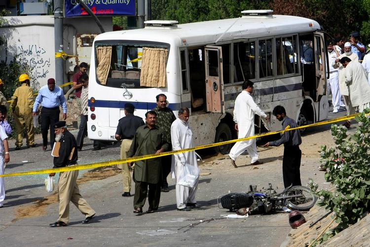 Terroraktion. Pakistanske efterforskere undersøger det tredje terrorangreb mod en bus på en uge. 