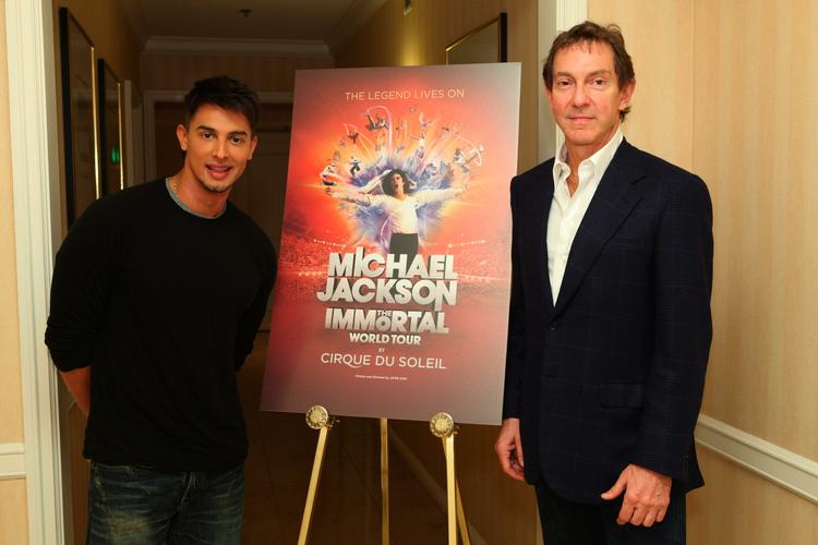 Udødeligt. Jamie King (tv) har skrevet og instrueret 'Michael Jackson, the Immortal World Tour'. Om skabelsesprocessen siger han: »Det føles som om, jeg ikke gør det her på egen hånd. Jeg har det som om, Michael er min medinstruktør hele vejen igennem forløbet«. Her præsenterer han sidste år plakaten for turnéen sammen med John Brance fra den afdøde popstjernes bo. 