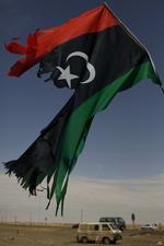 Krigsspor. Resterne af et libysk flag i Ajdabiya. 