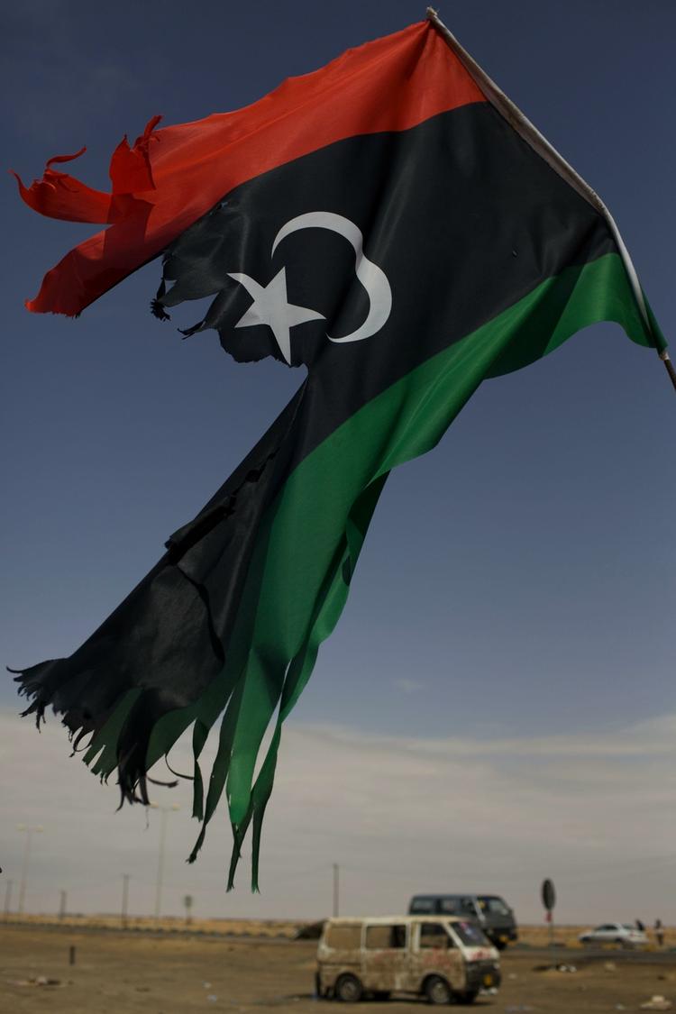 Krigsspor. Resterne af et libysk flag i Ajdabiya. 