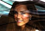 Den vordende brud Kate Middleton fotograferet på bagsæden i sin bil. 