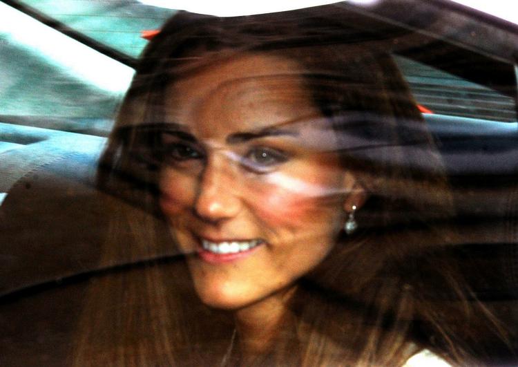 Den vordende brud Kate Middleton fotograferet på bagsæden i sin bil. 