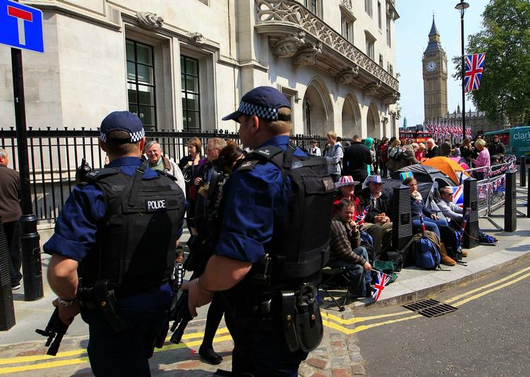 BEVOGTNING. Bevæbnede betjente ud for Westminster Abbey, hvor prins William og Kate Middleton skal giftes i dag. 