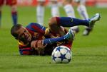 skuespil. Barcelonas Dani Alves vrider sig i smerte efter et sammenstød med Real Madrids Pepe. Tv-billeder viste sidenhen, at Alves ikke blev ramt af Madrid-spilleren. 