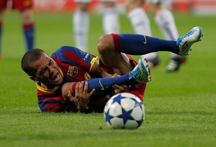 skuespil. Barcelonas Dani Alves vrider sig i smerte efter et sammenstød med Real Madrids Pepe. Tv-billeder viste sidenhen, at Alves ikke blev ramt af Madrid-spilleren. 