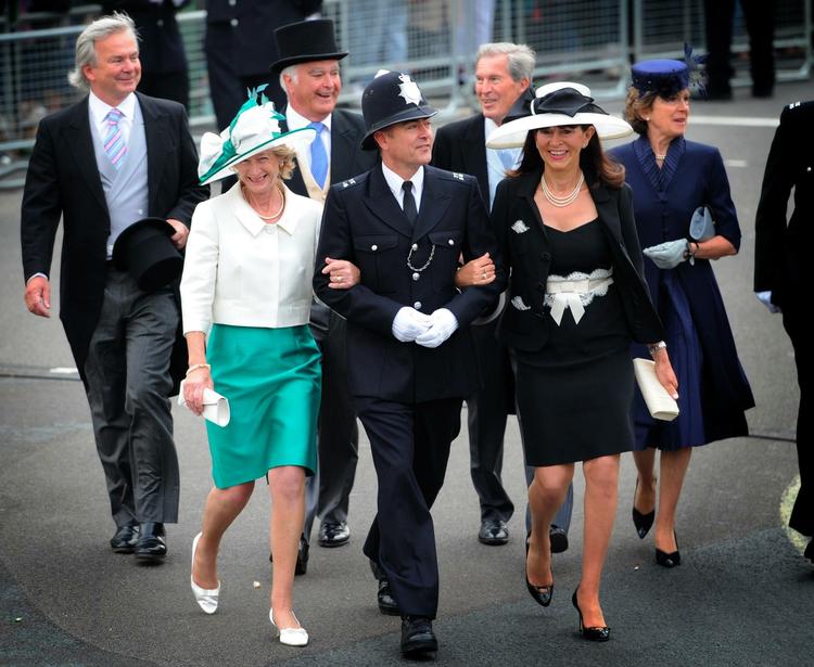 Fest. Gæsterne er begyndt at ankomme til brylluppet. 
