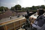 BRYLLUPSDÆKNING. Kameramand tjekker udstyret ud for Buckingham Palace. I alt 140 kameraer er opstillet langs brudeparrets rute fra kirken til kongefamiliens slot i London. 