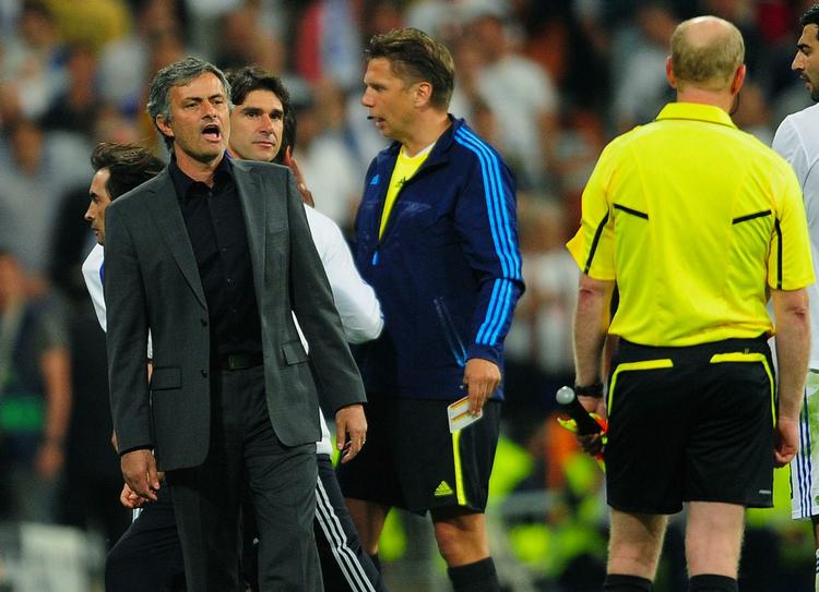bortvist. José Mourinho (tv) sender en række kommentarer afsted mod dommeren i kampen mellem Real Madrid og FC Barcelona. 