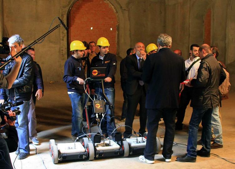 Mediebevågenhed. Silvano Vinceti og hans forskerhold undersøger jorden under Sant'Orsolaklostret med radar for at lokalisere Lisa Gherardinis grav. Ifølge den italienske avis il Giornale er både al-Jazeera, CNN og Natinal Geographic på plads i Firenze for at følge opgravningen, der starter om et par uger. 